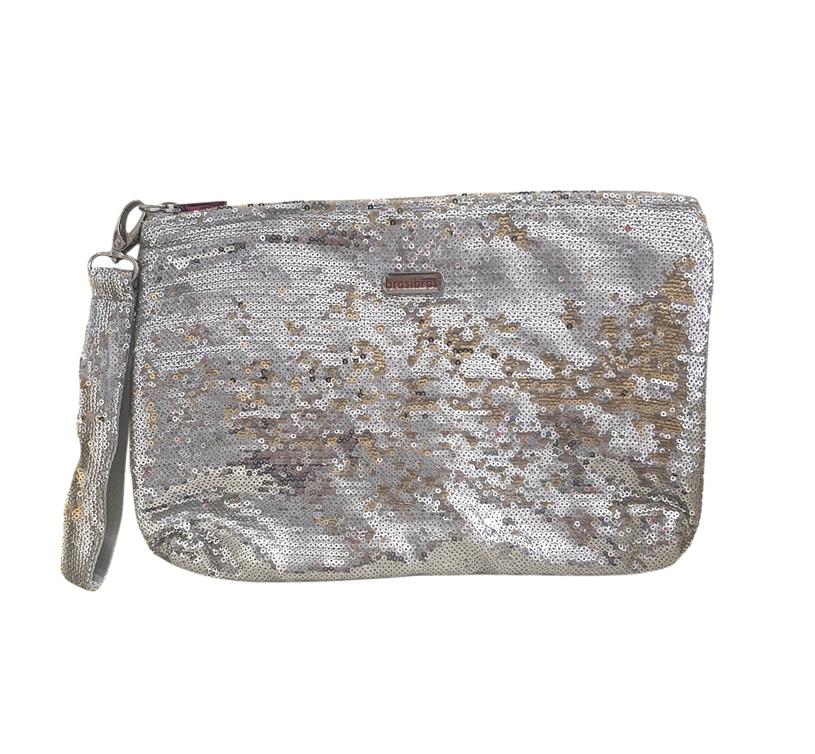 Rechteckige, schimmernde brasibrasi FANCY Clutch/Kulturtasche, komplett mit silbernen Pailetten bedeckt, mit goldenen Schattierungen. Links ein passender silberner Handriemen mit Karabiner. Oben mittig kleines Logo. Sehr auffällig.