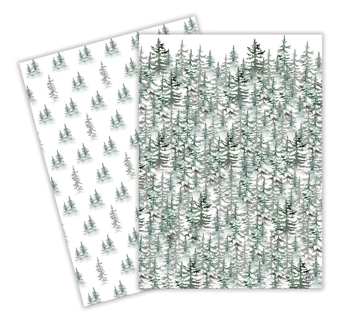 Zwei Küchenhandtücher mit Evergreen-Baummustern. Vorn: dichter Wald aus verschiedenfarbigen grünen Nadelbäumen auf Weiß. Hinten: teils sichtbar, lockeres Muster einzelner kleiner Tannen. Festlich-winterlich.