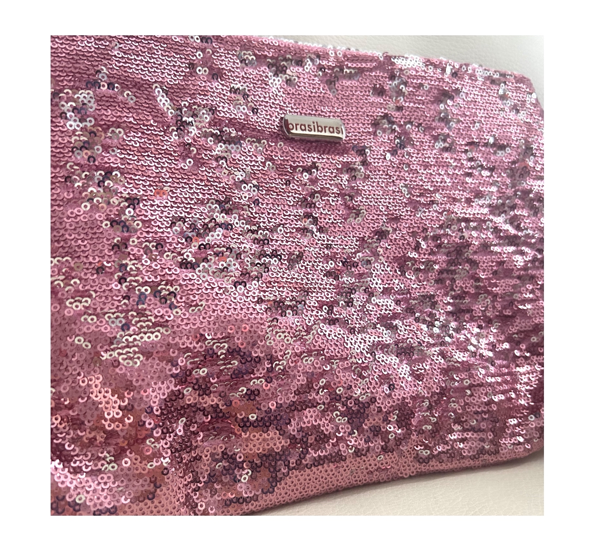 Rosasilberne Clutch, komplett mit kleinen runden Pailletten bedeckt. Meist rosa, teils mit silberner Unterseite für funkelnden, zweifarbigen Glanz. Oben ein dezentes, silbernes brasibrasi-Logo.