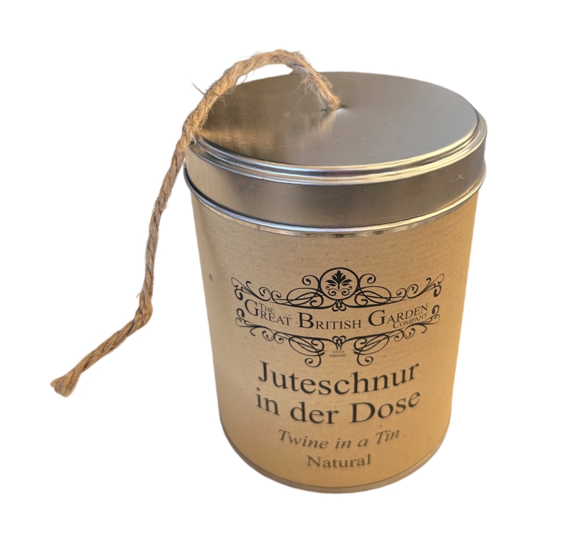 Braune zylindrische Kartondose mit silbernem Metalldeckel. Aus dem Deckel ragt naturfarbene Juteschnur, die seitlich herabhängt. Logo „The Great British Garden Company“ und Text „Juteschnur in der Dose Twine in a Tin Natural“.