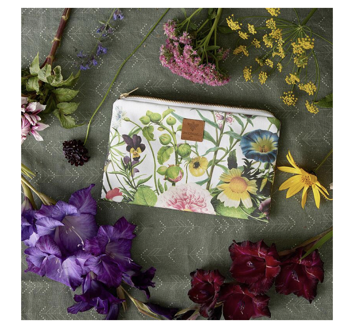 Flower_Garden_Cosmetic_Bag_flat_KoustrupCo2