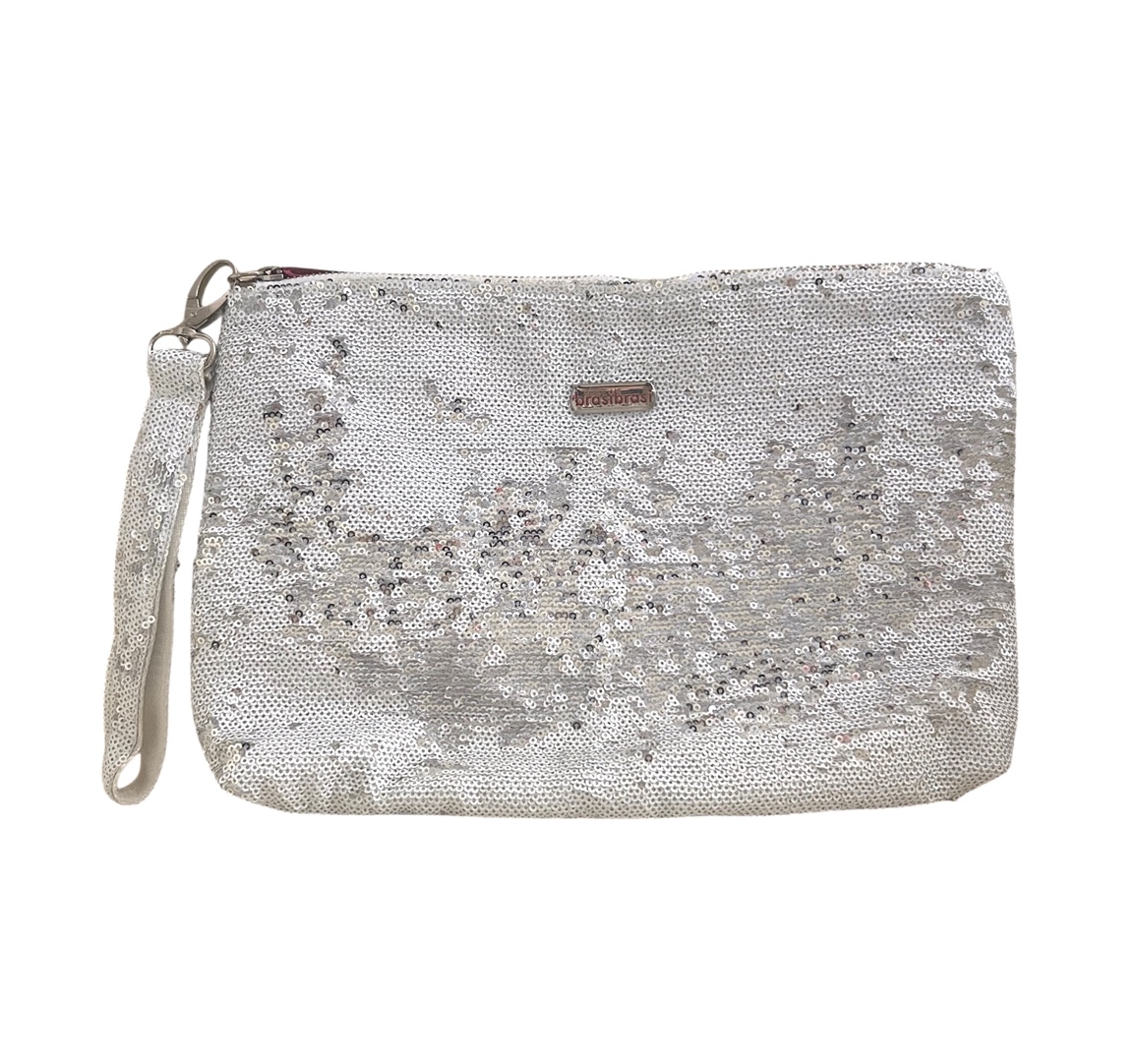 Glänzende FANCY Clutch/Kulturtasche mit vielen weißen und silbernen Pailletten, stark reflektierend. Links abnehmbarer Handriemen mit silbernem Karabinerhaken. Kleines braunes brasibrasi®-Etikett oben rechts sichtbar.