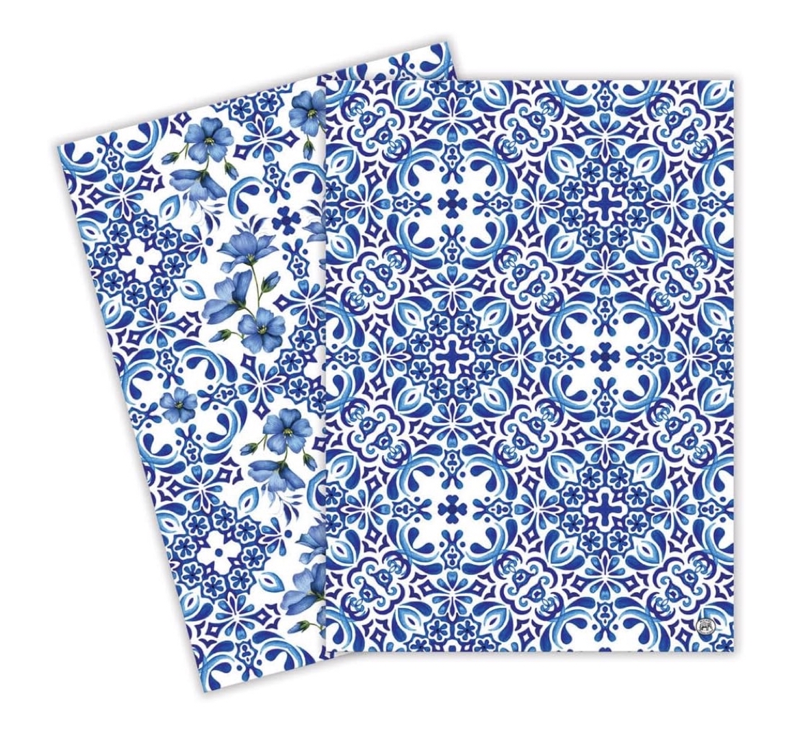 Zwei Baumwoll-Geschirrtücher mit Indigo-Seas-Motiv auf weißem Hintergrund. Links blaue Leinenblüten mit Ranken und kleinen Ornamenten. Rechts ein detailreiches blau-weißes Muster mit mediterranen Kachelmotiven. Diagonal, leicht überlappend.