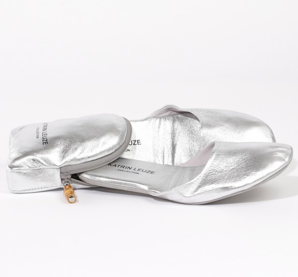 Katrin Leuze SLIPPERS WITH TRAVEL POUCH Reise-Slipper im Etui Lammnappa-Leder Metallic Silber 